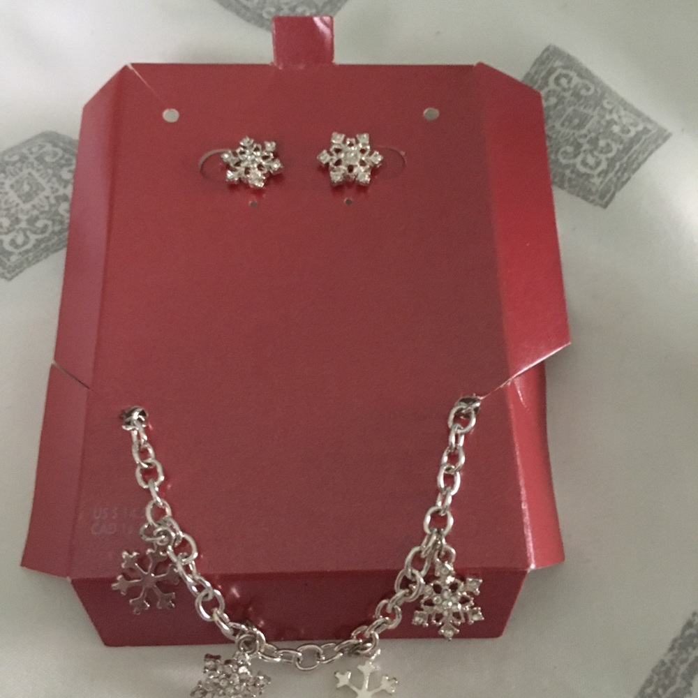 Earnings and bracelet set